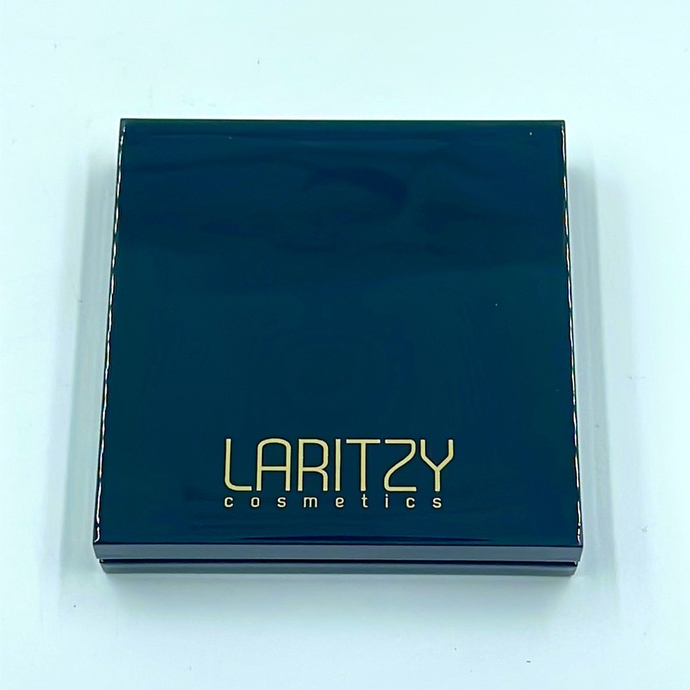 Laritzy Luxe Powder Pressed Highlighter (NWT)